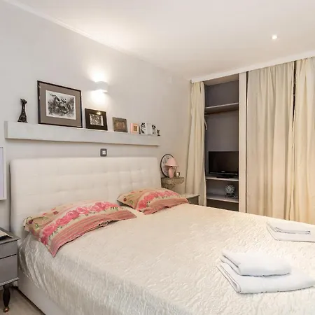 1 Bedroom In カスタヴ